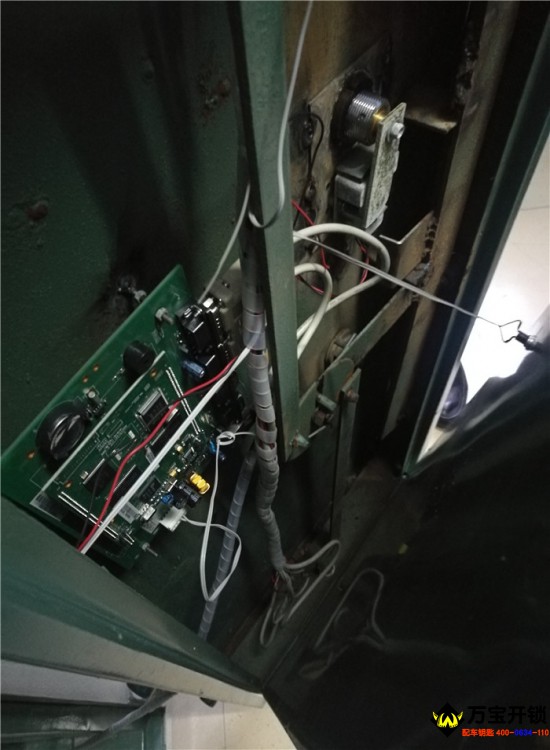 開啟某局密碼盤加指紋識(shí)別保險(xiǎn)柜