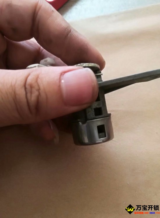 萊蕪別克凱越被撬車門鎖修復(fù)加配別克凱越汽車鑰匙，萊蕪修汽車鎖，萊蕪修別克鎖，